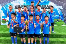 追光｜从社区足球场出发，少年的足球梦越飞越高图片