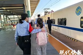 女孩乘火车下错站，扬州铁警暖心护送图片
