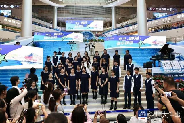 谭晶闪现深圳，在景点和阿姨、游客即兴唱歌