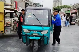 南阳市宛城区："城管蓝"绣出月季名城新画卷图片