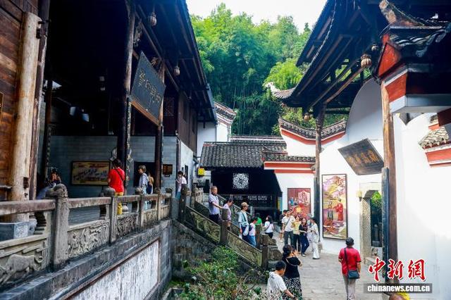 国庆假期  恩施土司城引游客纷至沓来