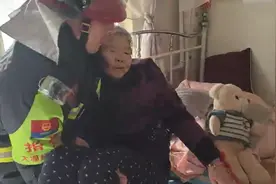 九旬阿尔茨海默病老人被卡在窗外防护栏，北京西城消防员迅速救援图片