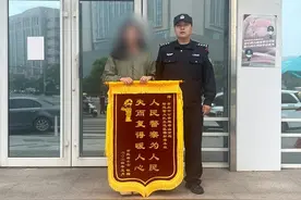 万元钻戒不慎遗失 民警火速帮寻回图片