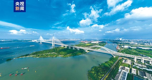 世界最大跨度斜拉桥常泰长江大桥通车