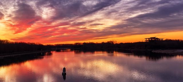 绝美朝霞来了！风歇月晕笼，霞流江泛红