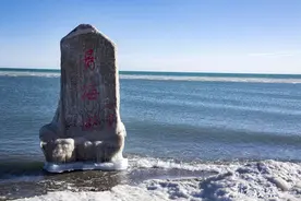 青海湖湖面出现结冰 但尚未进入封冻期图片