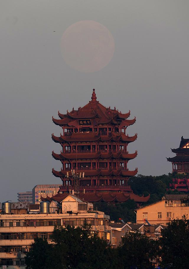 穿越古今共赴团圆！“超级月亮	”和古建浪漫同框