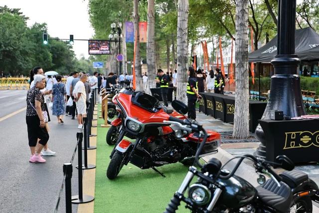 这周末的新民大街又有惊喜！走，去打卡董宇辉同款！