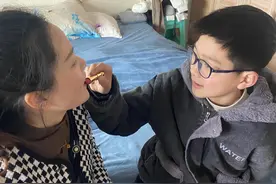 12岁男孩捡烟花壳给妈妈买情人节礼物 废品店没开门先用压岁钱来买丨看见正能量图片