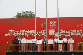 北京三十五中开学典礼举行 陶西平先生雕像揭幕图片