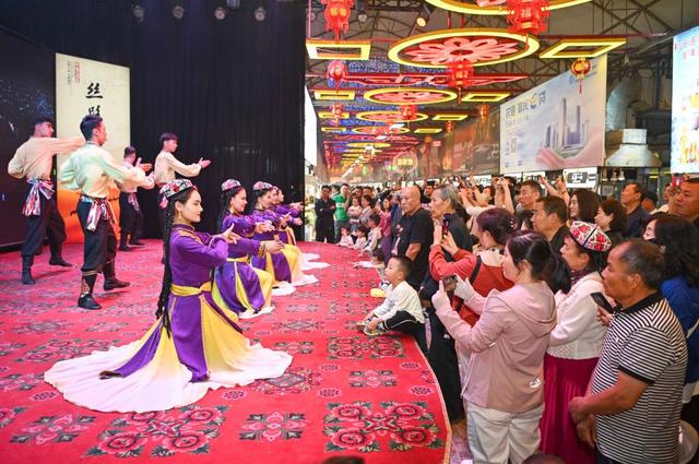 中外游客在大美新疆感受“多彩”魅力