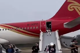 深圳航空一航班起飞后客舱冒烟，旅客撤离现场曝光！滑梯打开图片