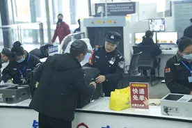 车站派出所免费帮寄工具 务工人员返程轻松又安心图片