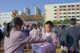种植梦想展望未来！昆明这所学校举行重温中国梦活动图片