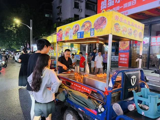 舌尖盛宴！桂林夜市逛吃攻略！这些小吃没吃过等于白来……