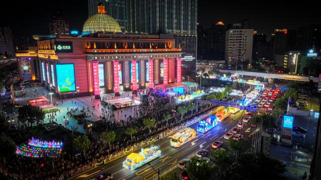 上海旅游节花车开启各区巡游，首站驶进普陀