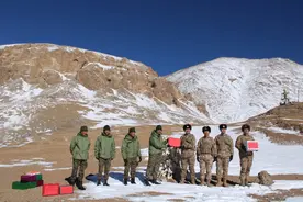 印媒：庆祝印度排灯节，中印边境士兵互赠糖果图片