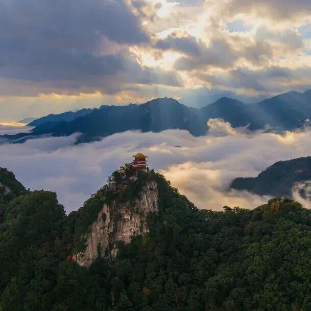 冉冉秋光色，今日又重阳！快用一场登高赏景晒一晒潮湿的心情~