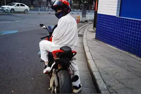 长沙00后小伙驾驶非法改装无牌摩托闯禁，实习期被记满12分，“D”证将被注销图片