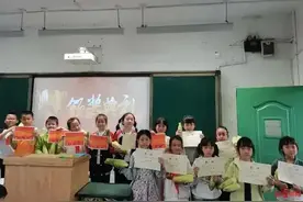 期末颁奖，小学老师给学生每人一个大萝卜图片