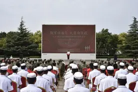 功臣老兵送新兵 薪火相传启征程图片