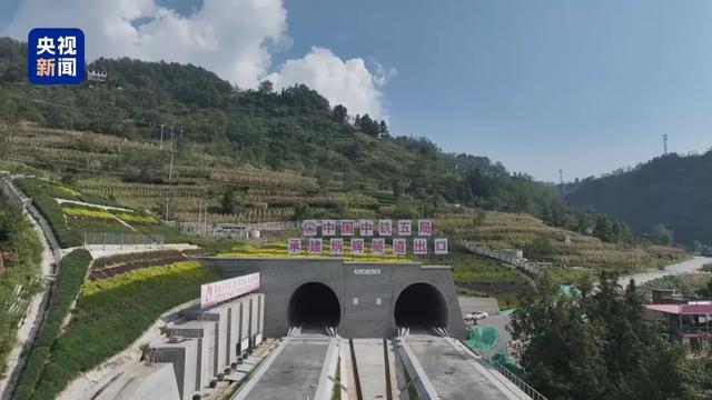 昭通境内特长隧道贯通，渝昆高铁即将全面进入无砟轨道施工