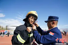 青海启动119消防宣传月 高校学子体验消防趣味运动会图片