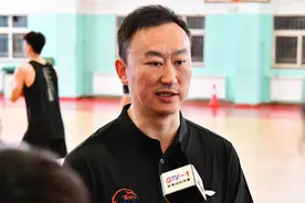 CBA青岛队主帅刘维伟被曝出轨，“当小三老公面给对方发信息”“威胁妻女同归于尽”图片