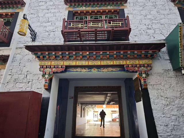 拉萨一社区供游客免费吸氧两年多，教百余藏族百姓学会普通话