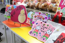 萌娃“花式”祝福哥哥姐姐，“爱的抱抱”为高考加油！图片