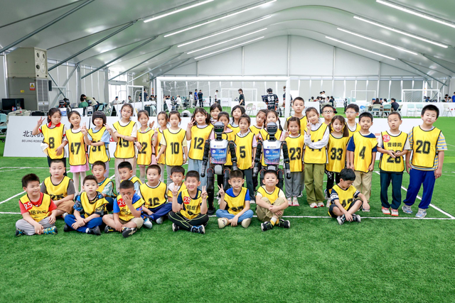 小小少年来到国家速滑馆人形机器人实训基地，解锁科技新体验