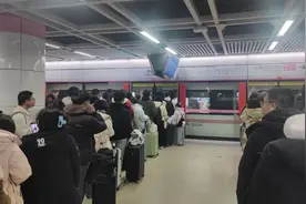 “大学生是这样的，有队就排”“排上了！但不知道排的是啥……”图片