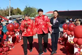 山东一敬老院9对老人办集体婚礼 均为孤寡老人自愿结合 年龄最大88岁图片