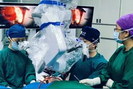 医生提醒：中耳炎长期流脓不处理需警惕恶性病变可能图片