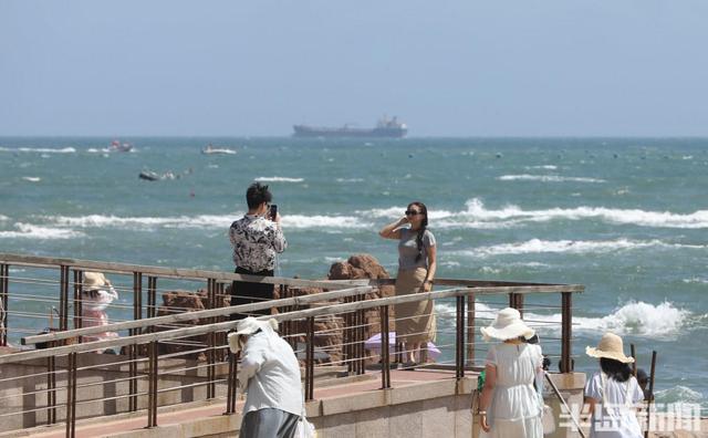 漫步沙滩，观赏海景