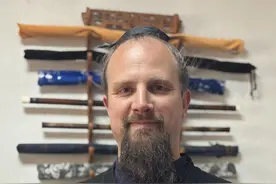 美国小伙杰克拿到中国“五星卡”，回应：我离不开武当山，我去哪儿都代表着武当山图片