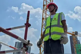 “90后”塔吊员：战高温 守“云端”图片