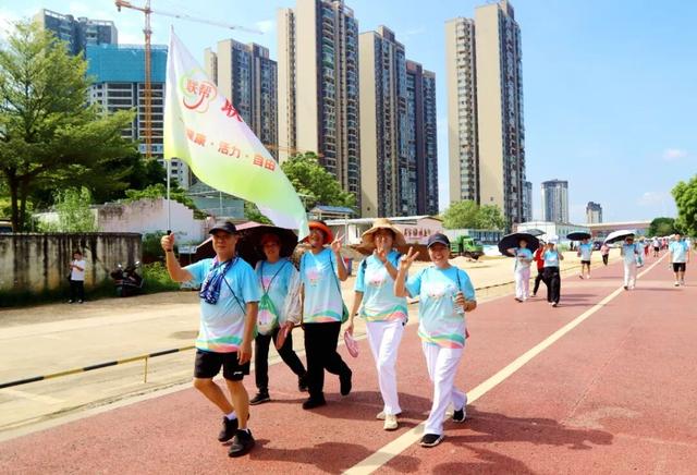 与秋景同行！港南迎来8000人健步走