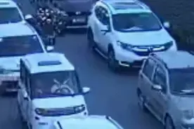 【夏季行动】下车先观察，警惕“开门杀”图片