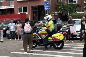 “来得及！”深圳考生走错考点，交警在开考十分钟前将其送到图片