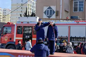 小学生被困电梯冷静自救，安全教育立大功图片