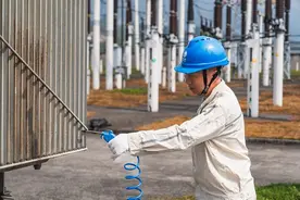 带电清洗变电站设备 确保区域供电可靠图片