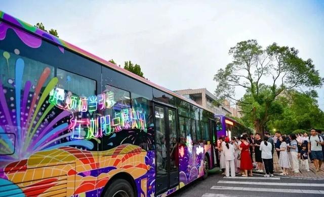 点赞！“烟花夜巴士”接驳游客2万余人次