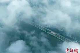 广西梧州：青山高楼云雾缭绕 宛若 “天空之城”图片
