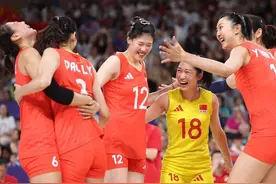 巴黎奥运首战告捷！中国女排3:2战胜卫冕冠军美国女排图片