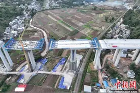 中国最高墩中转体桥成功“华丽转身”图片