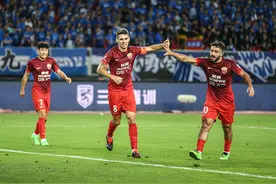 中超九连胜！上海海港客场2比0武汉三镇图片