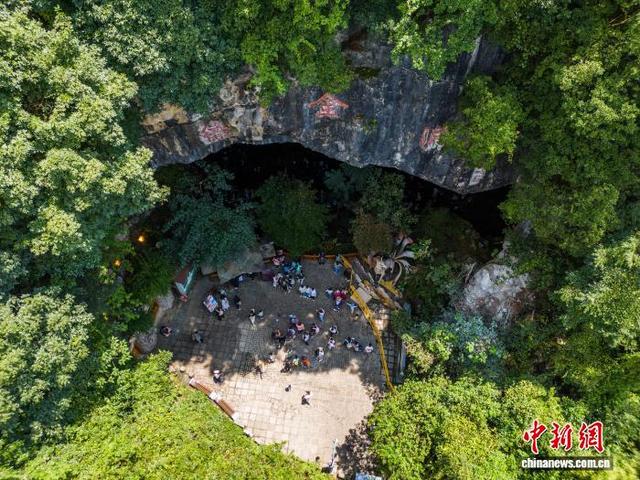 贵州毕节：织金洞迎来避暑旅游高峰