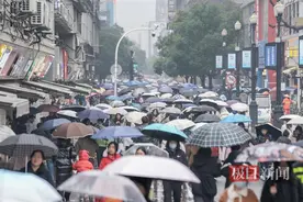 武汉周六迎来降雨，江汉路伞花朵朵图片