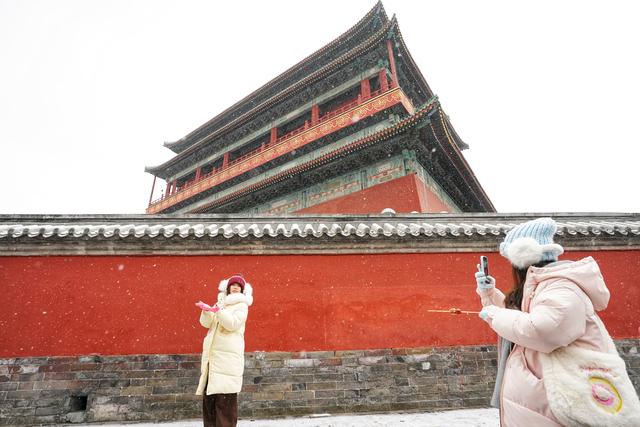 雪落钟鼓楼、什刹海，市民、游客邂逅京城初雪浪漫